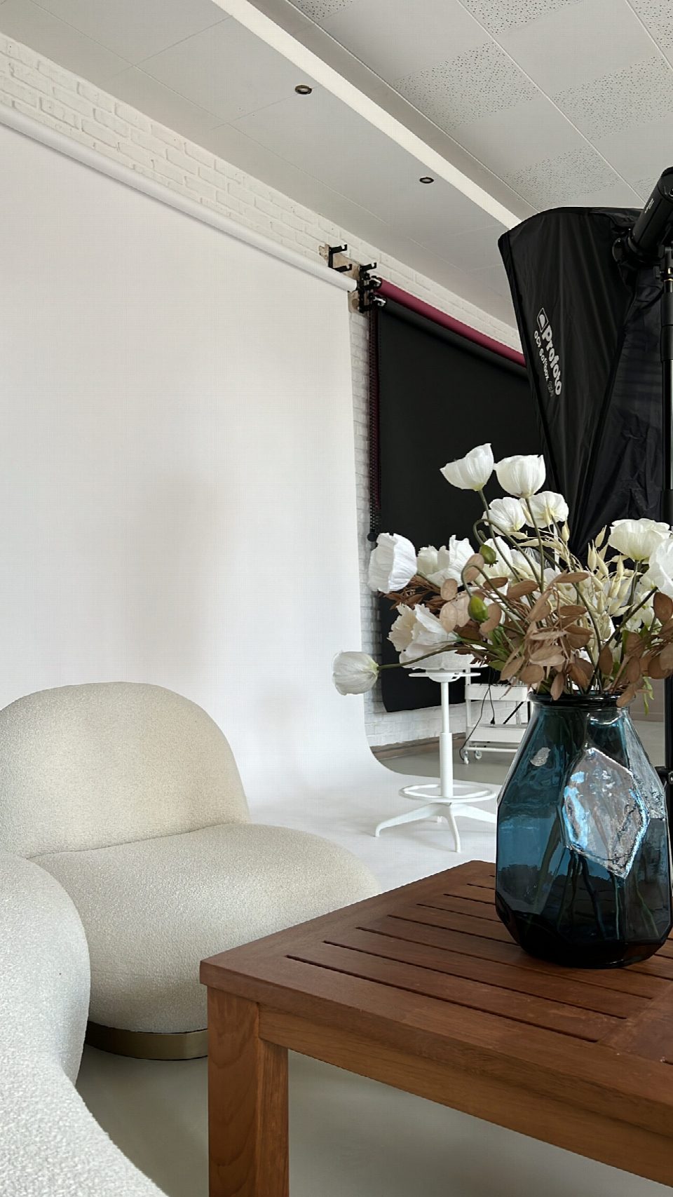 Sitzecke mit blauer Vase