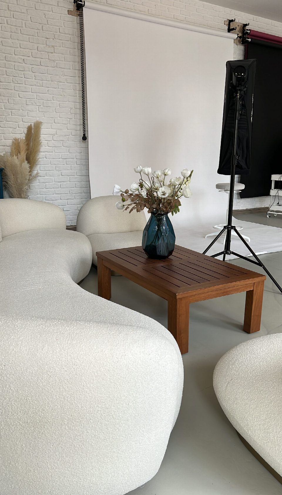 Lounge-Ecke mit geschwungenem weißem Sofa