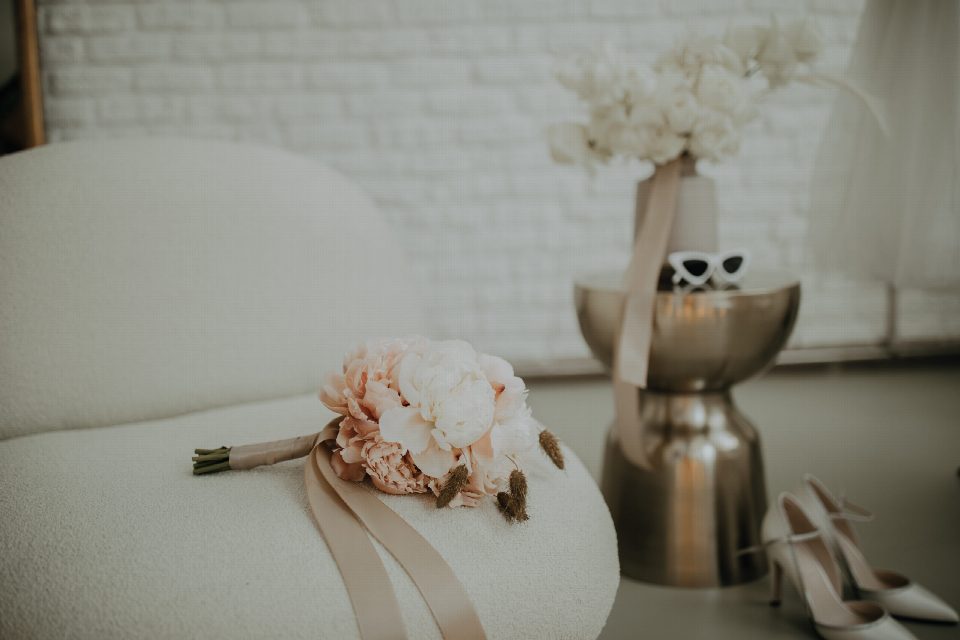 Blumen, Schuhe und Deko im Detail