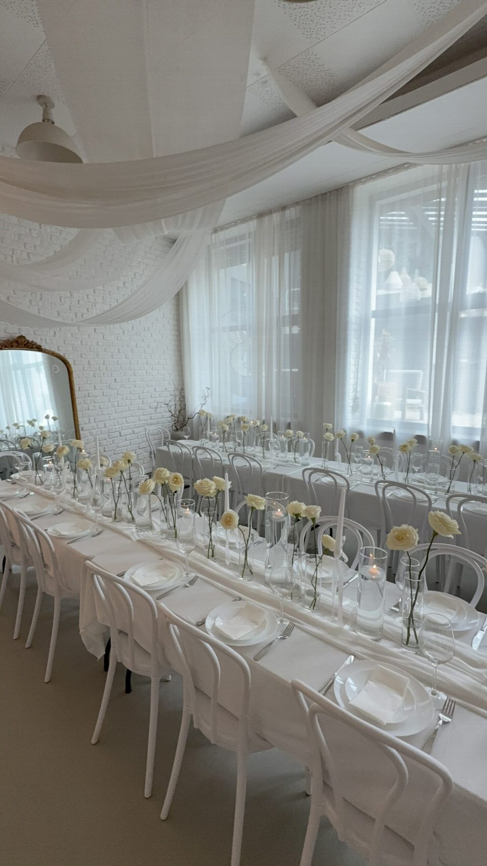 Lange Tafel mit Blumen und Tüchern im Tageslicht