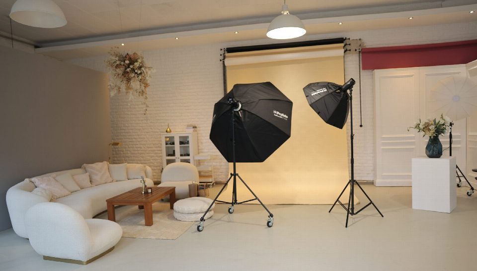 Studiobereich mit Lounge, Fotohintergrund und Softboxen