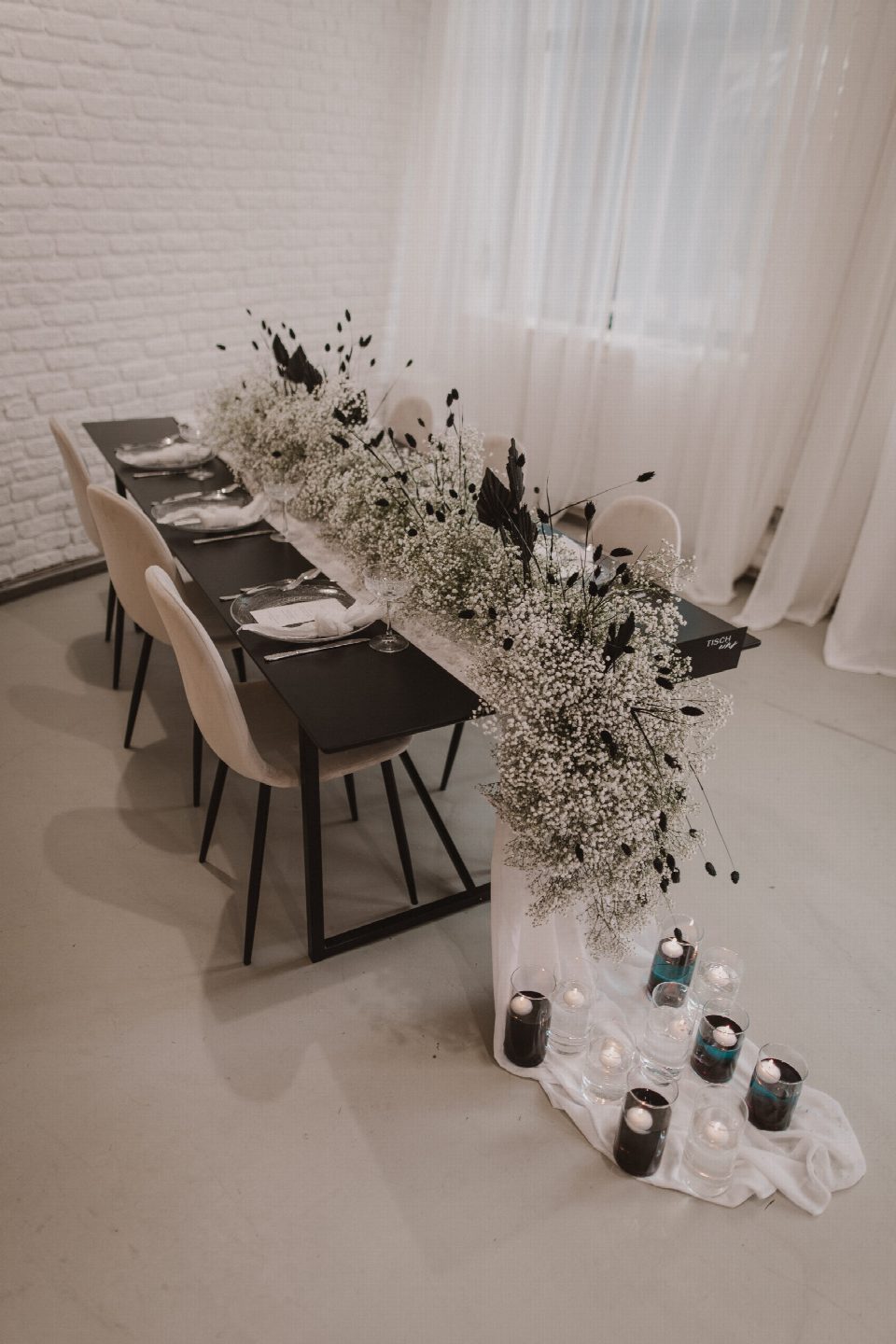 Lange Tafel mit Schleierkraut-Dekoration